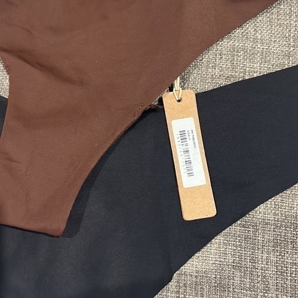 Skims Free cut Mid Waist thong - Picture 2 of 5